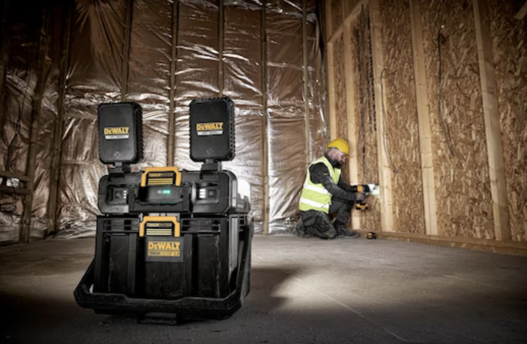 DWST08061-1 ToughSystem 2.0 Werkzeugbox mit integrierten LED-Arbeitsleuchten